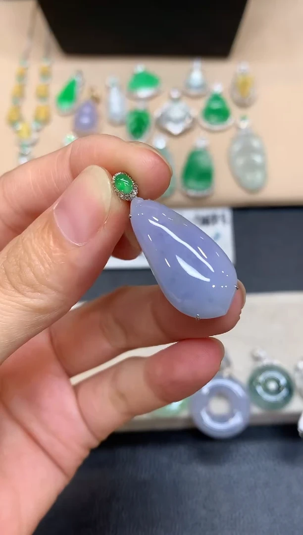 颈饰18K金镶嵌翡翠福瓜【无服务费