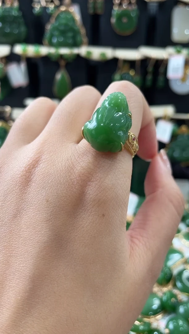 颈饰18K金镶嵌和田玉（碧玉）貔貅戒指