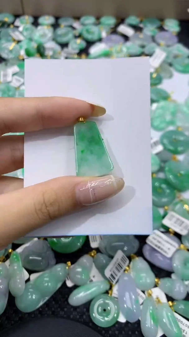 翡翠18K金镶嵌颈饰天然缅甸翡翠A货