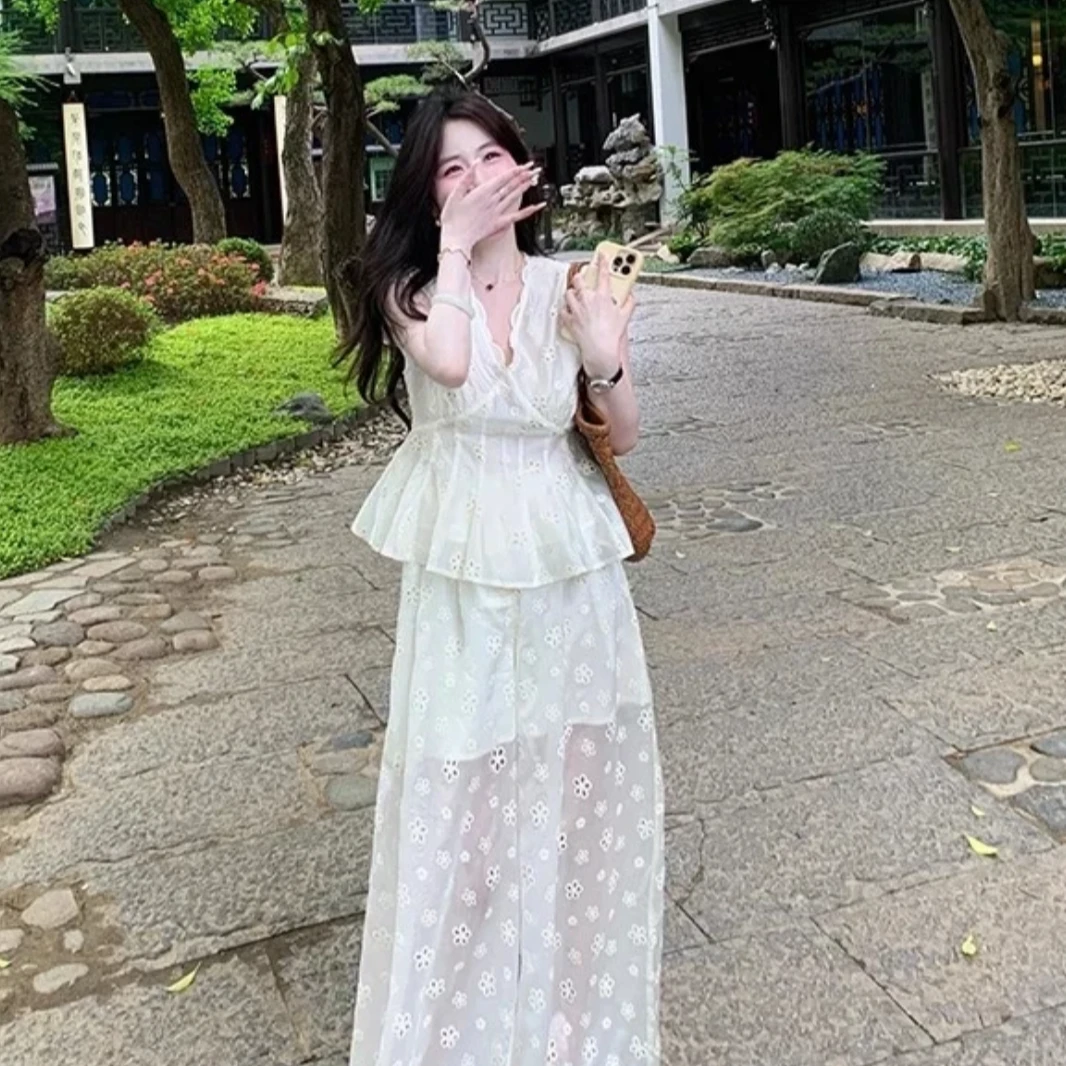 两件套刺绣花朵蕾丝V领小飞袖夏日轻薄气质收腰套装