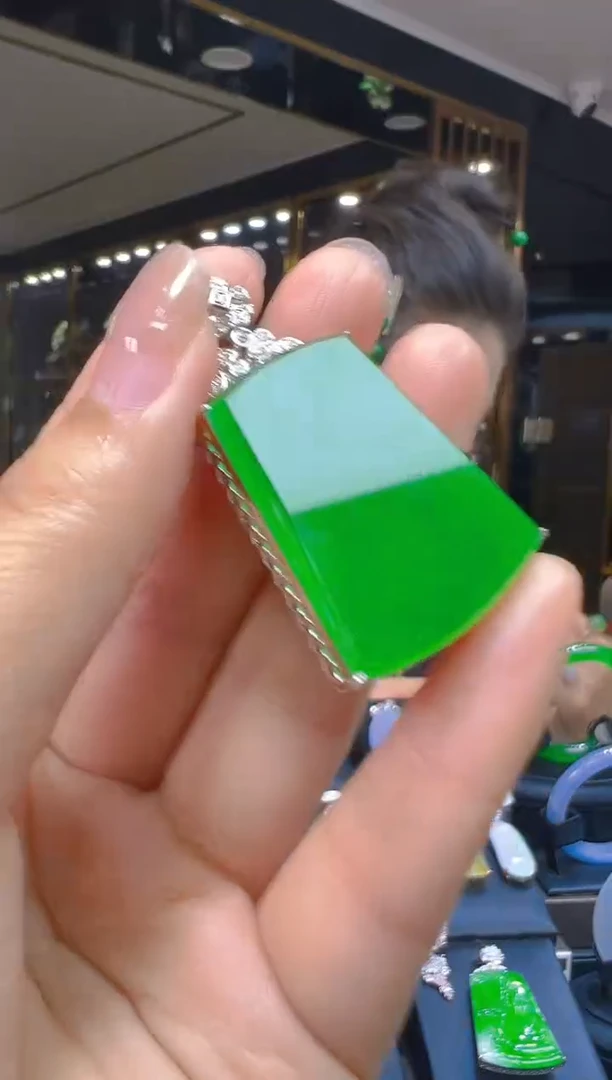 翡翠18K金镶嵌吊坠(赠链)328