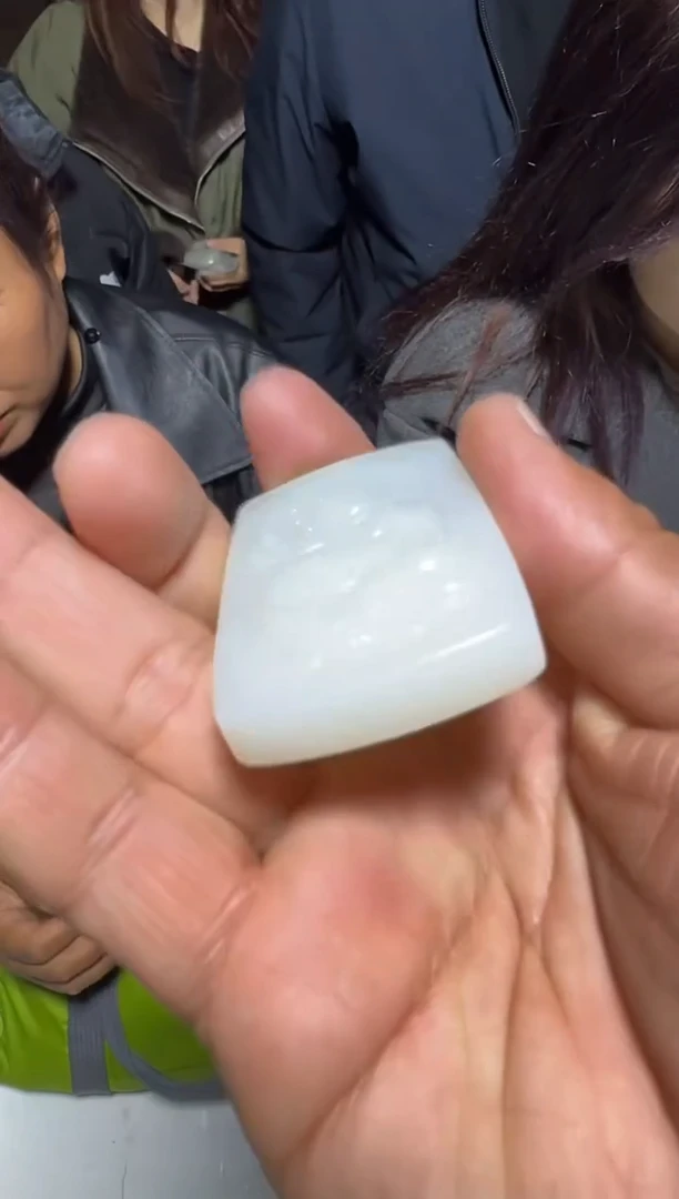 未镶嵌和田玉（糖玉）挂件和田玉