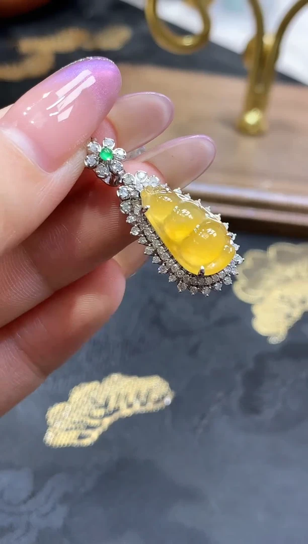 18K金镶嵌挂件翡翠豆子