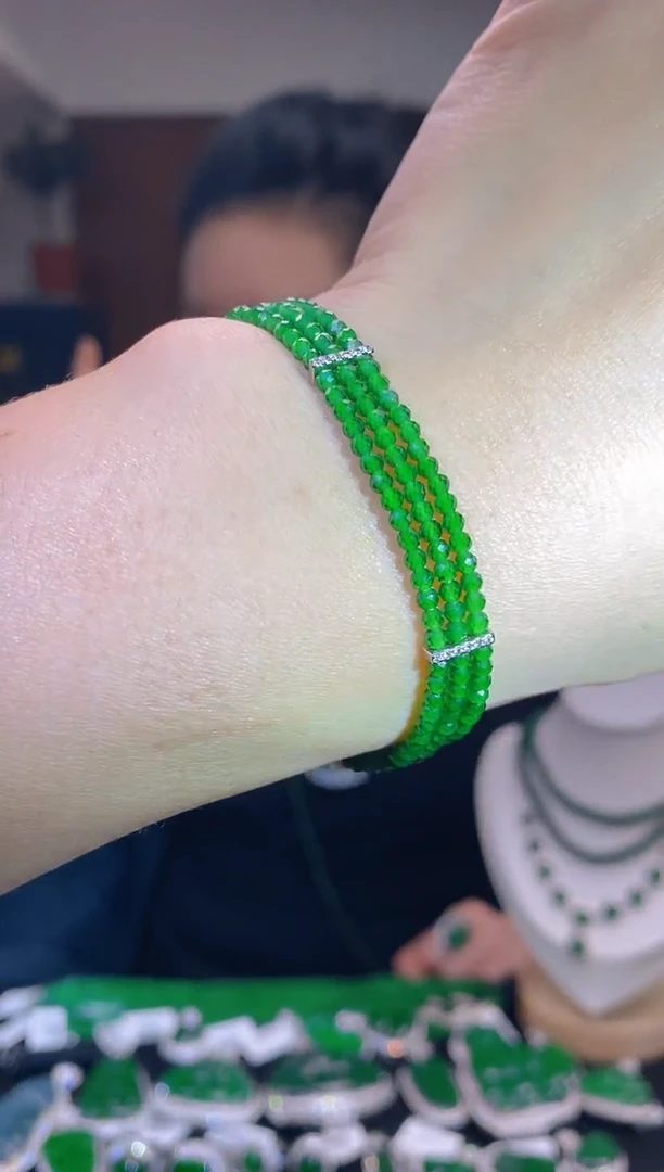 【闪购商品】翡翠吊坠(不含链)未镶嵌多样性发其一