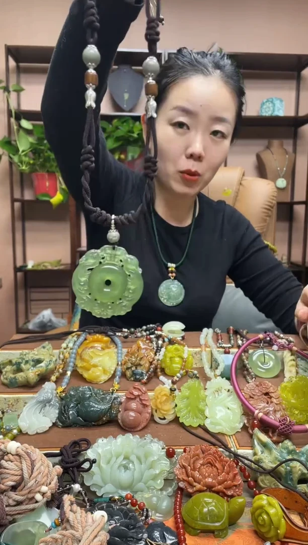 未镶嵌岫玉颈饰·