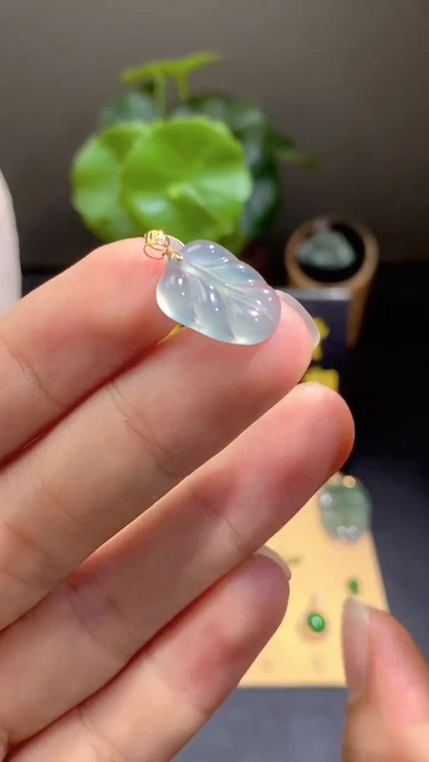 颈饰18K金镶嵌翡翠翡翠A货