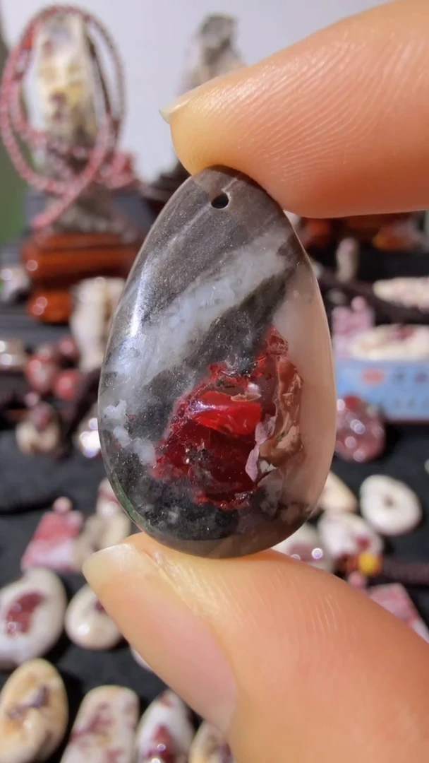 天然辰砂天然辰砂天然朱砂大晶砂随行吊坠