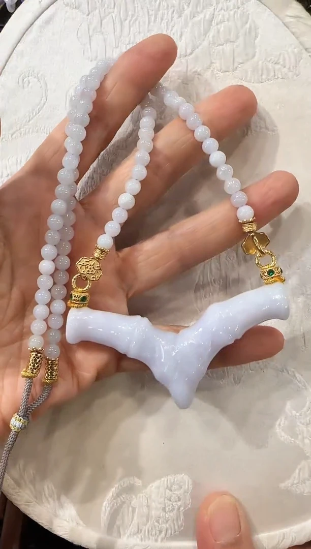 翡翠未镶嵌颈饰国风