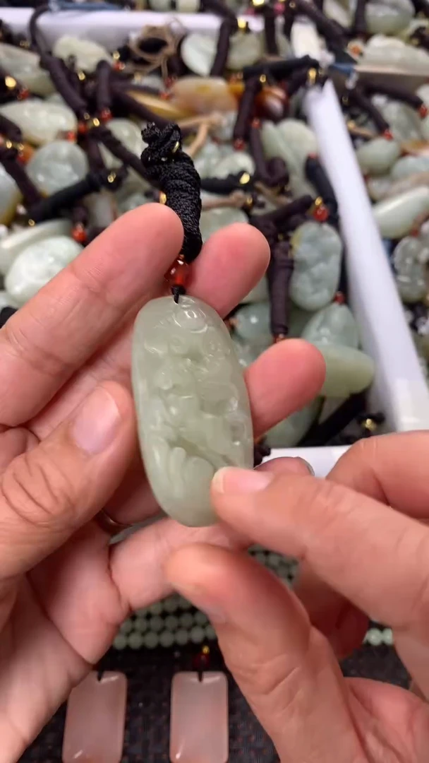 【闪购商品】和田玉颈饰未镶嵌多样性发货没有证书，拍一发一.有瑕