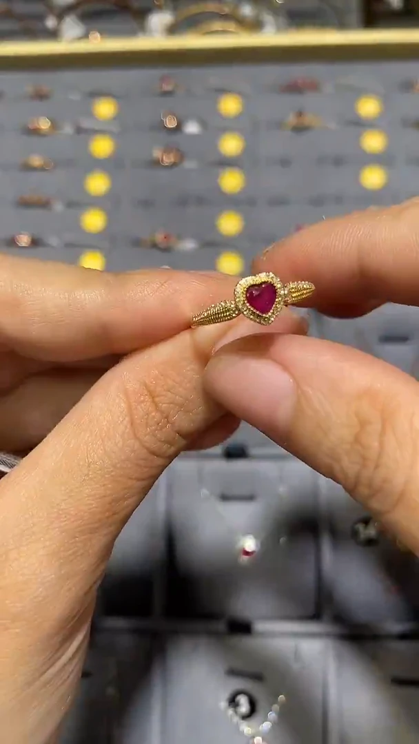 18K金镶嵌戒指红宝石
