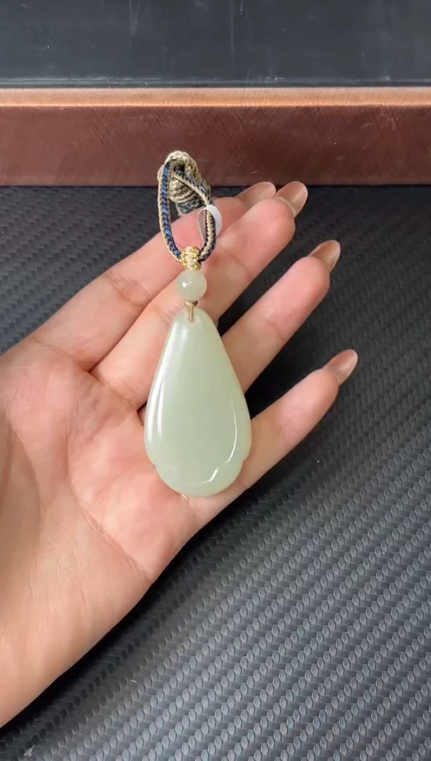 吊坠(赠链)未镶嵌和田玉且末微色差迪克兰一细吊坠
