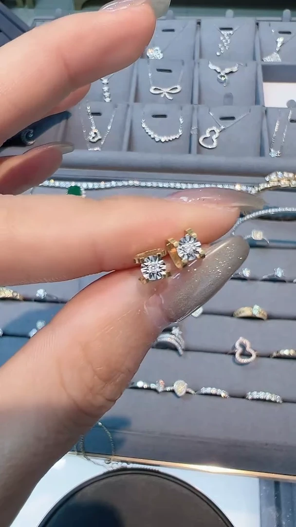 【闪购商品】钻石耳饰18K金镶嵌耳钉