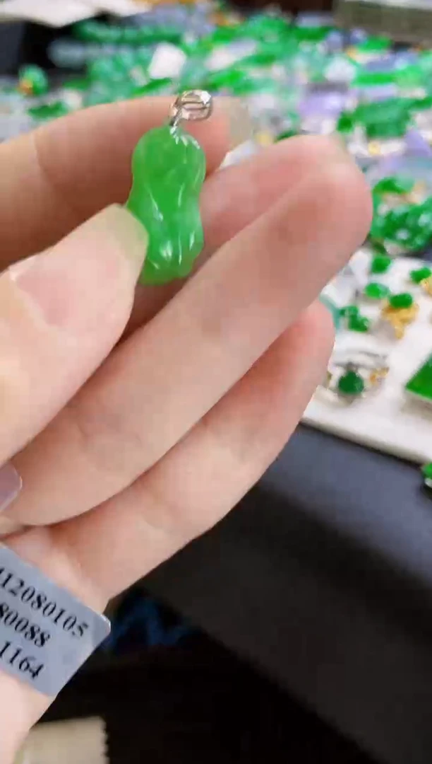 翡翠18K金镶嵌颈饰吊坠