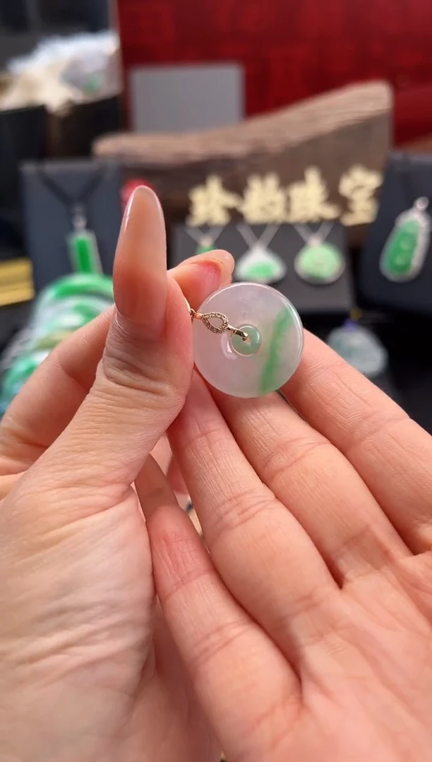翡翠18K金镶嵌颈饰吊坠
