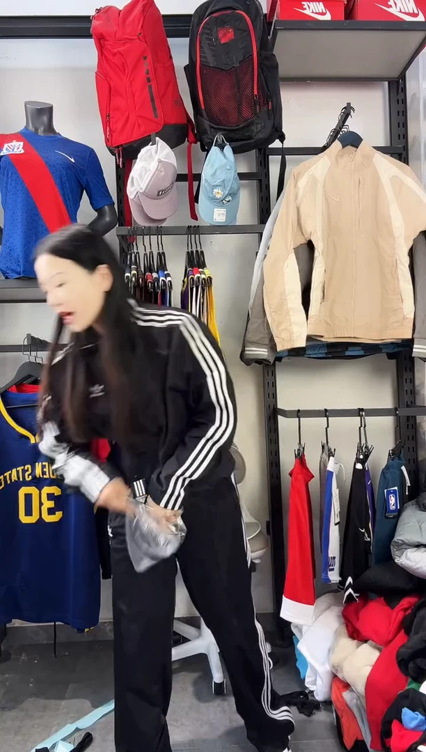 765闪购编码  阿迪运动卫衣裤以直播间过款为准 尺码. 140-145