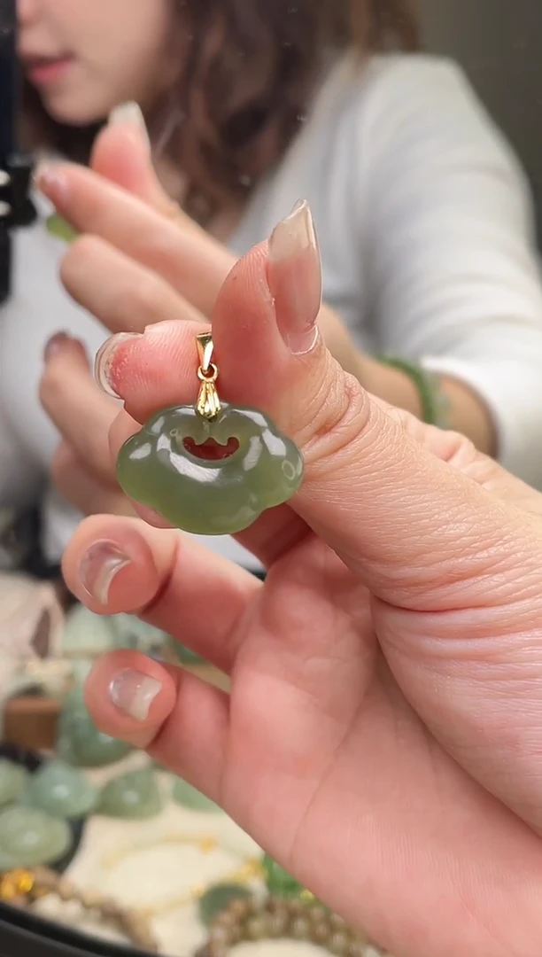 颈饰未镶嵌和田玉如意锁