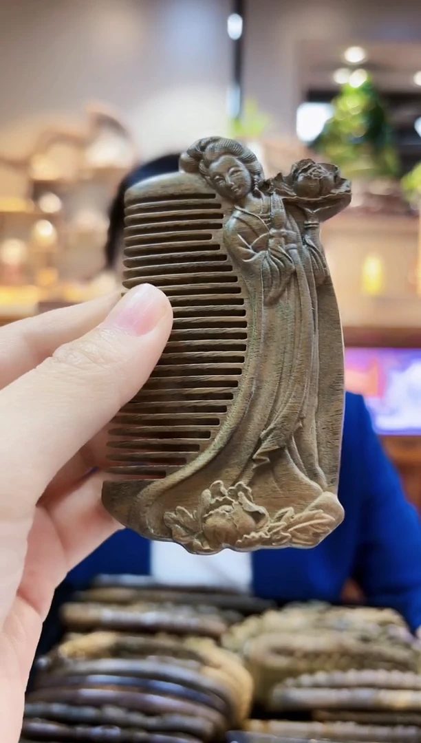 维腊木（绿檀）无事牌梳子