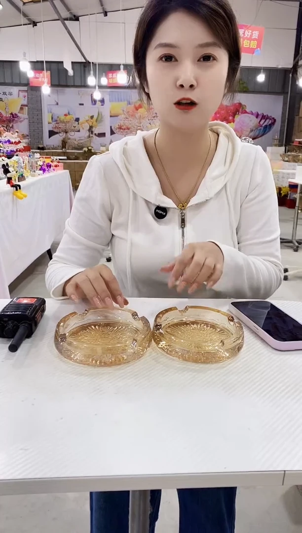 金色玻璃烟灰缸两个