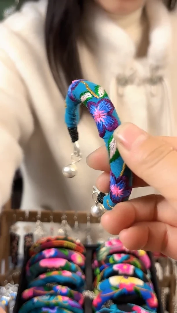 彩云南阁非遗老绣饰品570