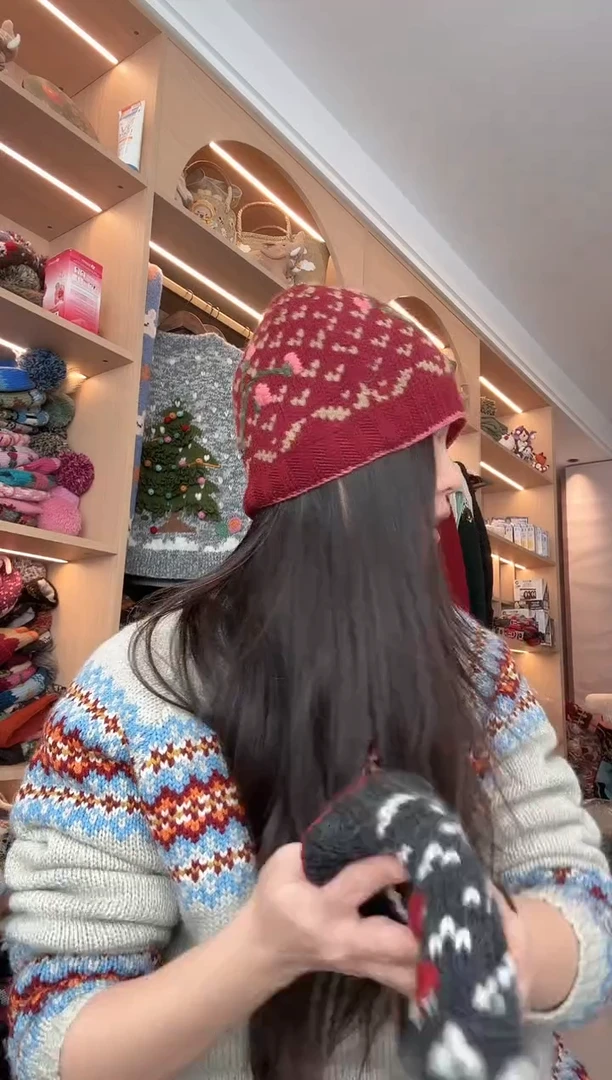 羊毛红色小丸子帽