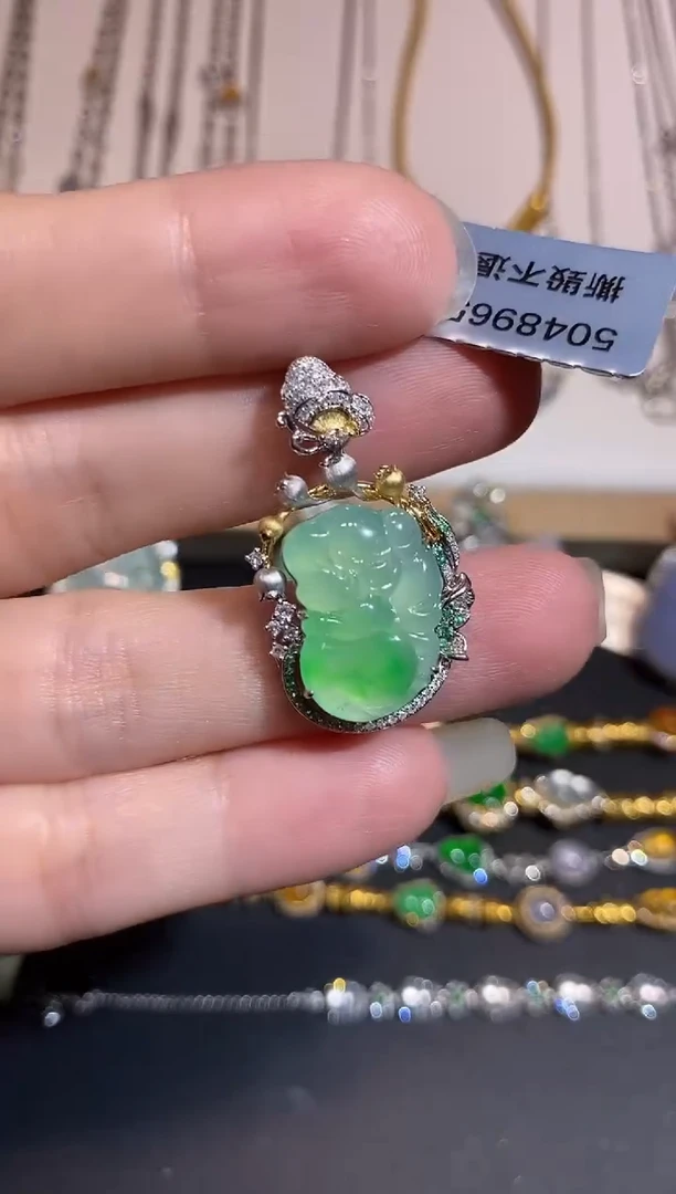 颈饰18K金镶嵌翡翠吊坠