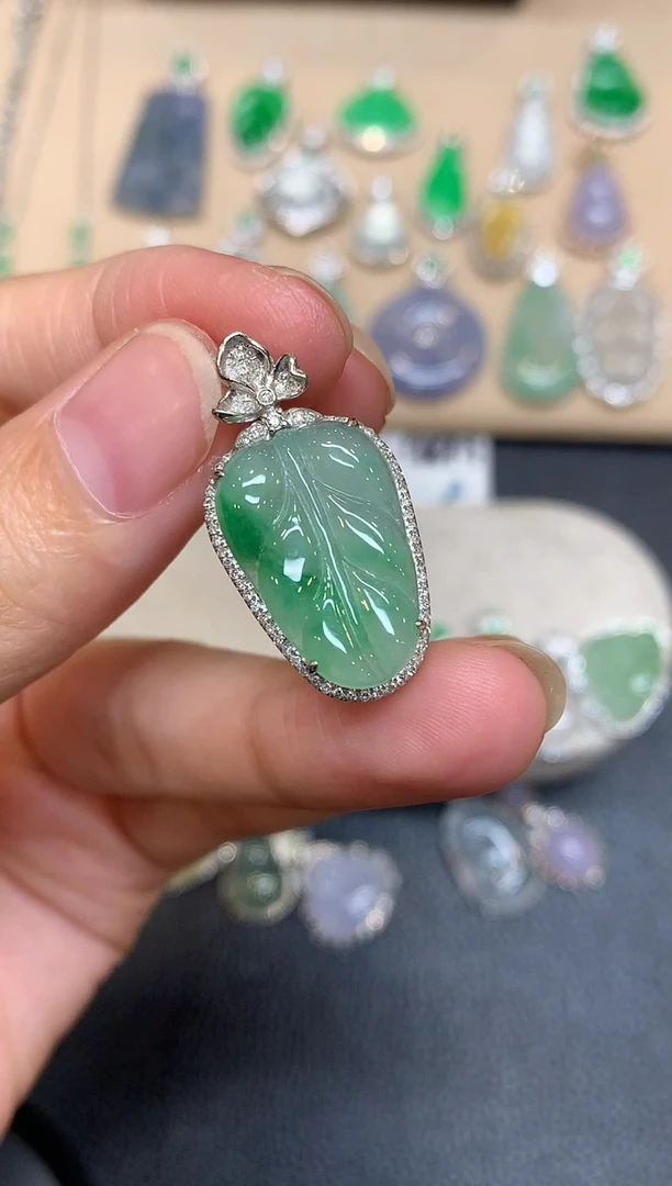 颈饰18K金镶嵌翡翠树叶【无服务费