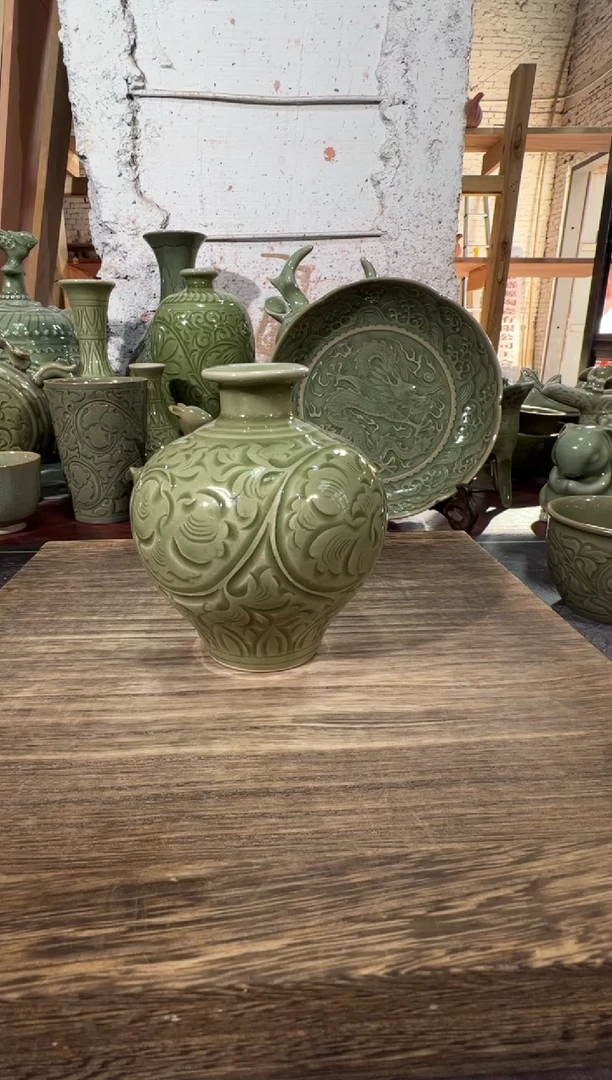 耀州窑手工牡丹苹果尊