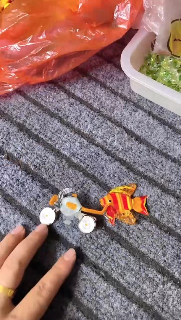 手工艺品琉璃牛*2件摆件