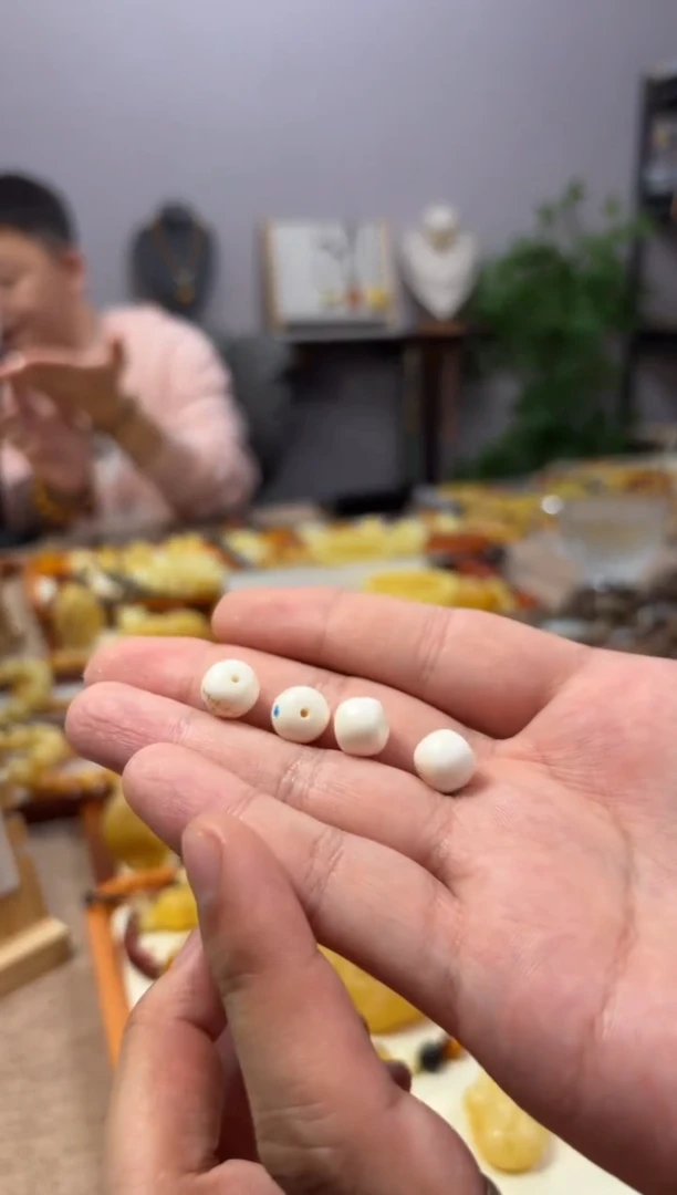 【闪购商品】蜜蜡裸石未镶嵌阿呆配饰多样性发一件