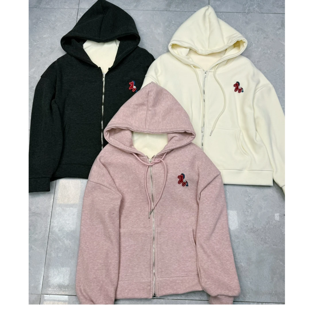 格子推荐~加绒加厚小马刺绣连帽羊绒外套6707