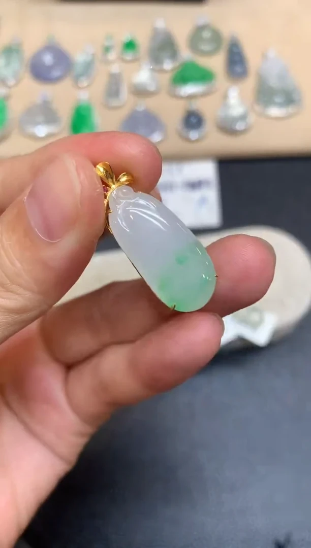 颈饰18K金镶嵌翡翠福瓜【无服务费【48小时鉴赏期】