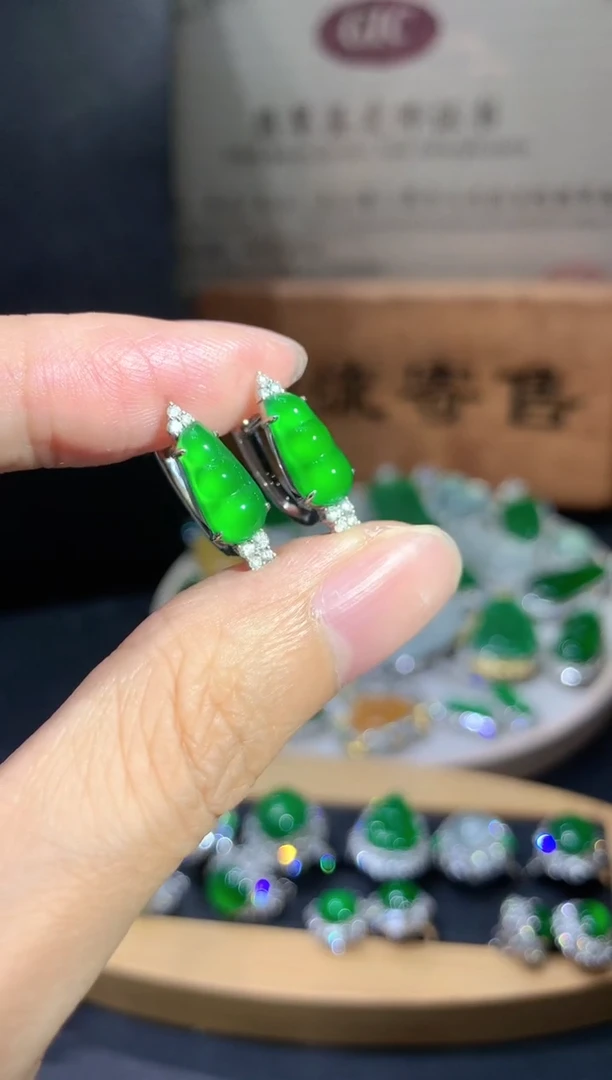 18K金镶嵌定制翡翠团购