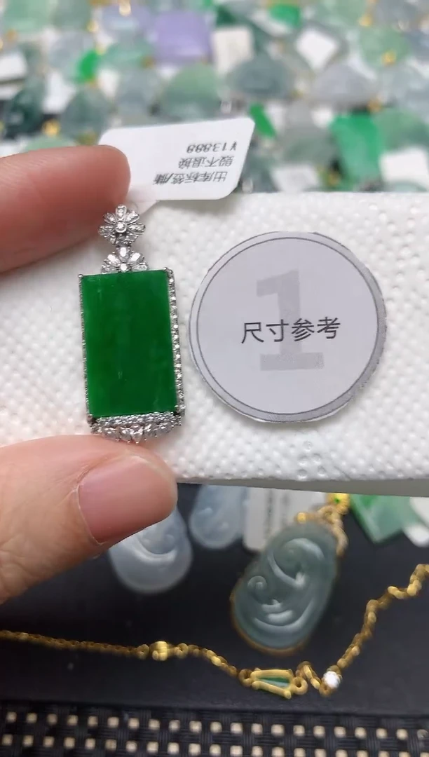 颈饰18K金镶嵌翡翠天然缅甸A货翡翠