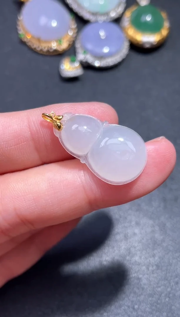 颈饰18K金镶嵌翡翠19