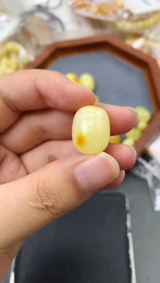 未镶嵌琥珀珠宝奇石106
