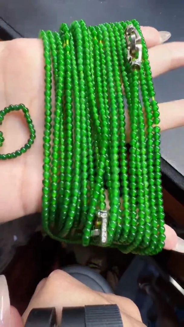 未镶嵌定制翡翠翡翠A货有轻微色差属于正常现象，珠链多样性发货1