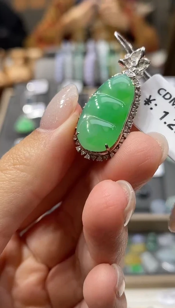 颈饰18K金镶嵌翡翠豆子