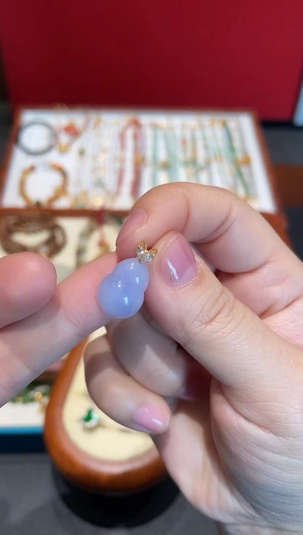 颈饰18K金镶嵌翡翠葫芦