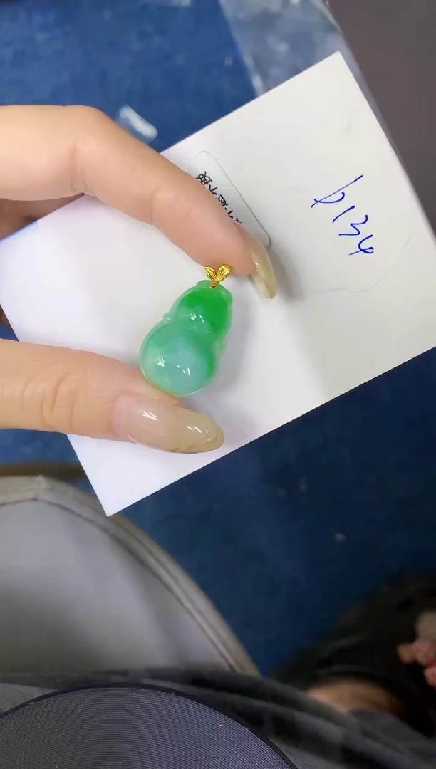 翡翠18K金镶嵌颈饰缅甸天然翡翠A货