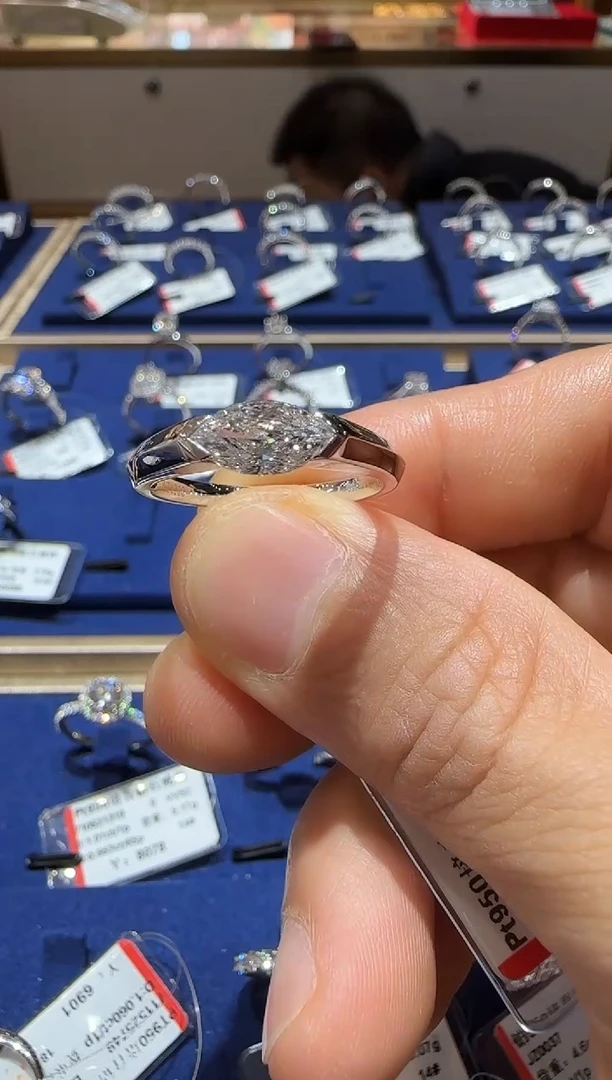 铂Pt950镶嵌合成钻石马眼