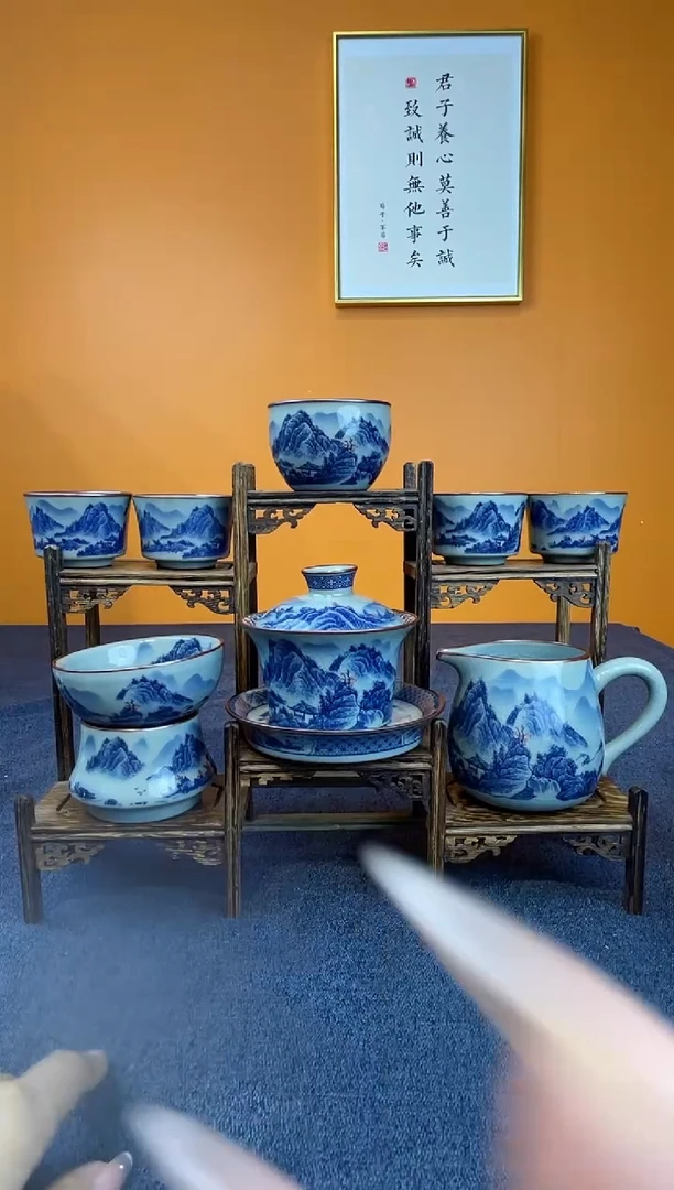 M****o景德镇釉里红8件