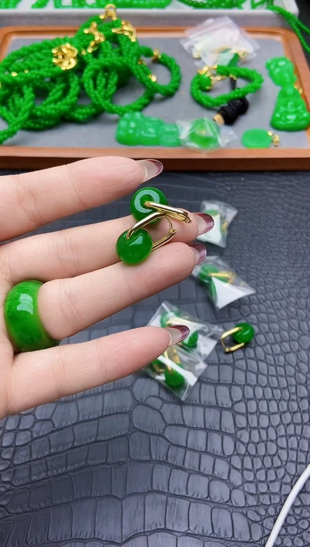 14K金镶嵌翡翠耳饰面包扣耳扣