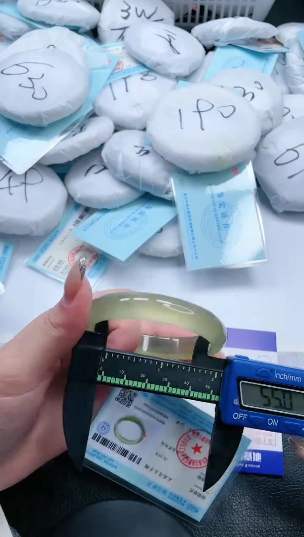 【闪购商品】石英质玉手镯未镶嵌17V147-55