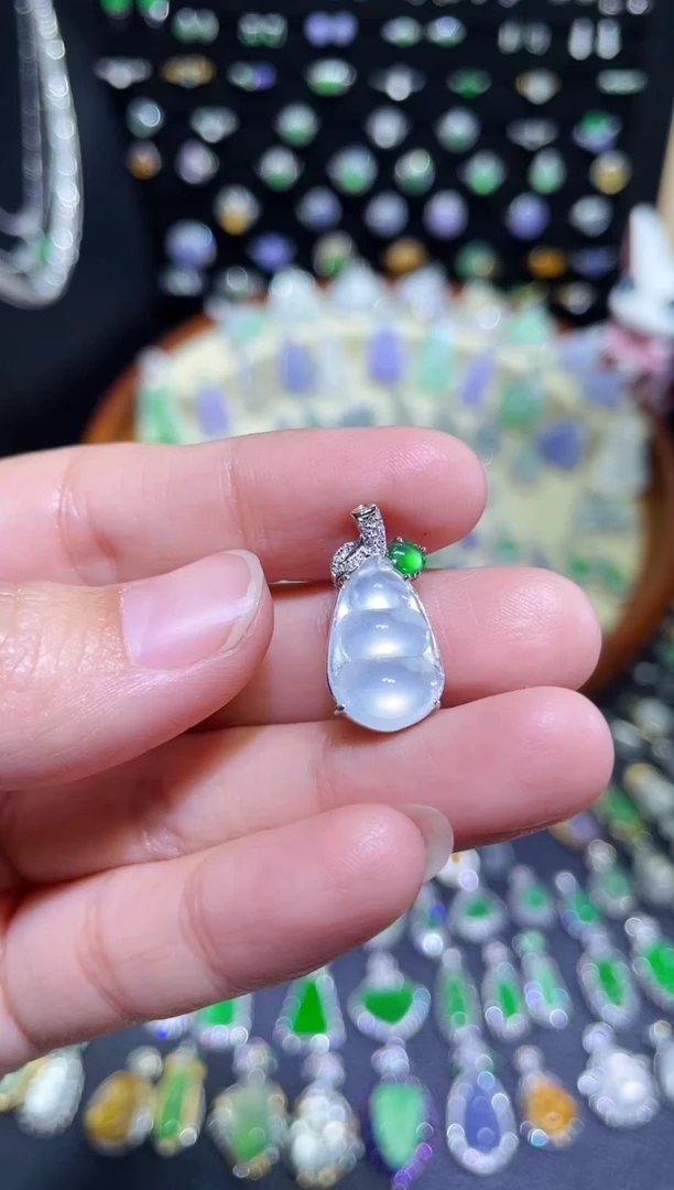 颈饰18K金镶嵌翡翠玻璃钢豆子吊坠