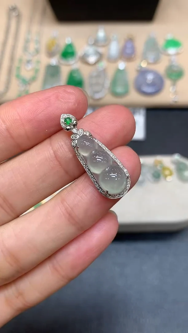 颈饰18K金镶嵌翡翠福豆【无服务费