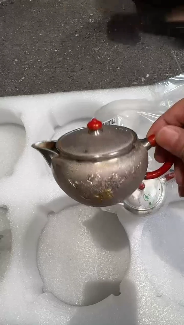 -钱'呆坐 雪花纹錾刻嵌金瓜蝶连绵笑隐壶