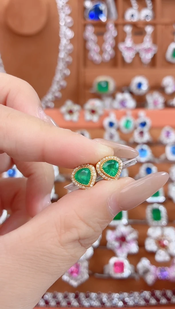 18K金镶嵌耳饰祖母绿-1克拉