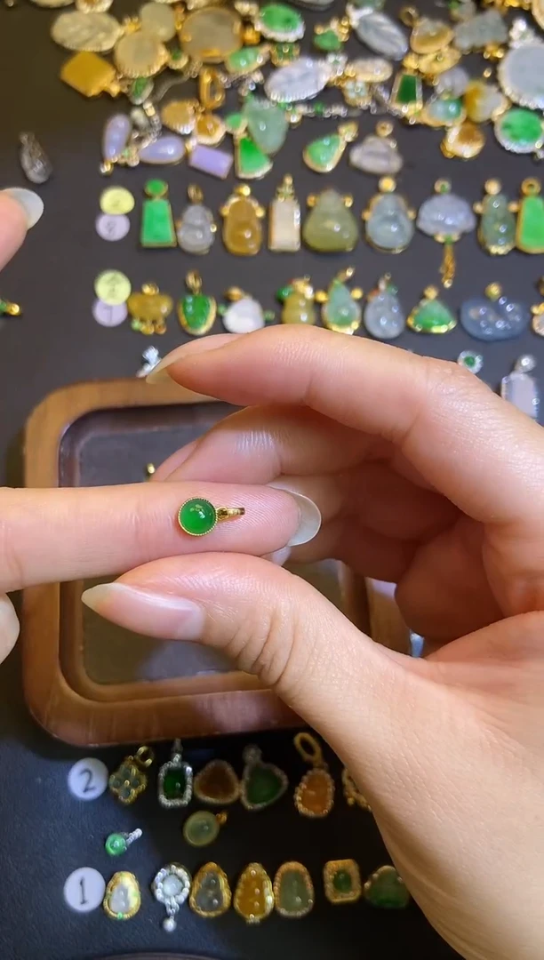 吊坠(不含链)18K金镶嵌翡翠L****c1