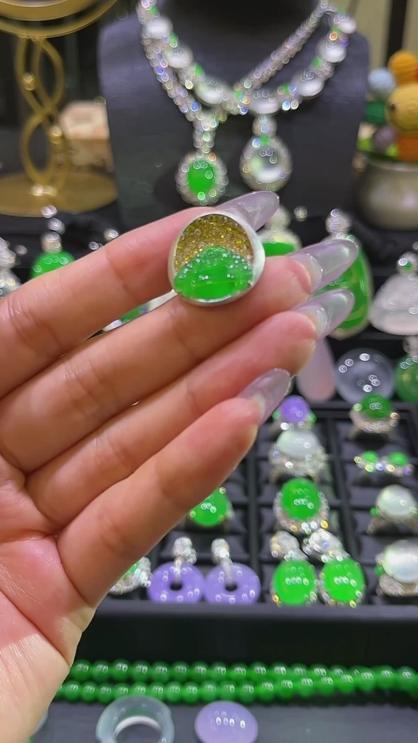 颈饰18K金镶嵌翡翠吊坠