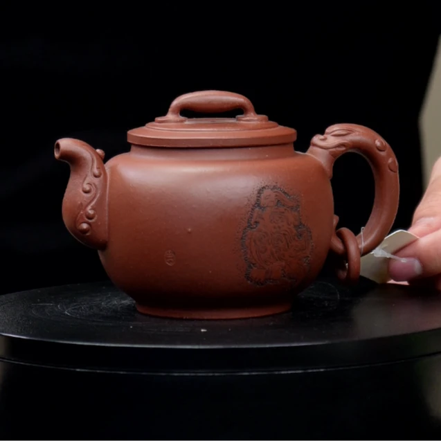【一品紫砂甄选】刻绘红降坡高枕无忧手工紫砂壶